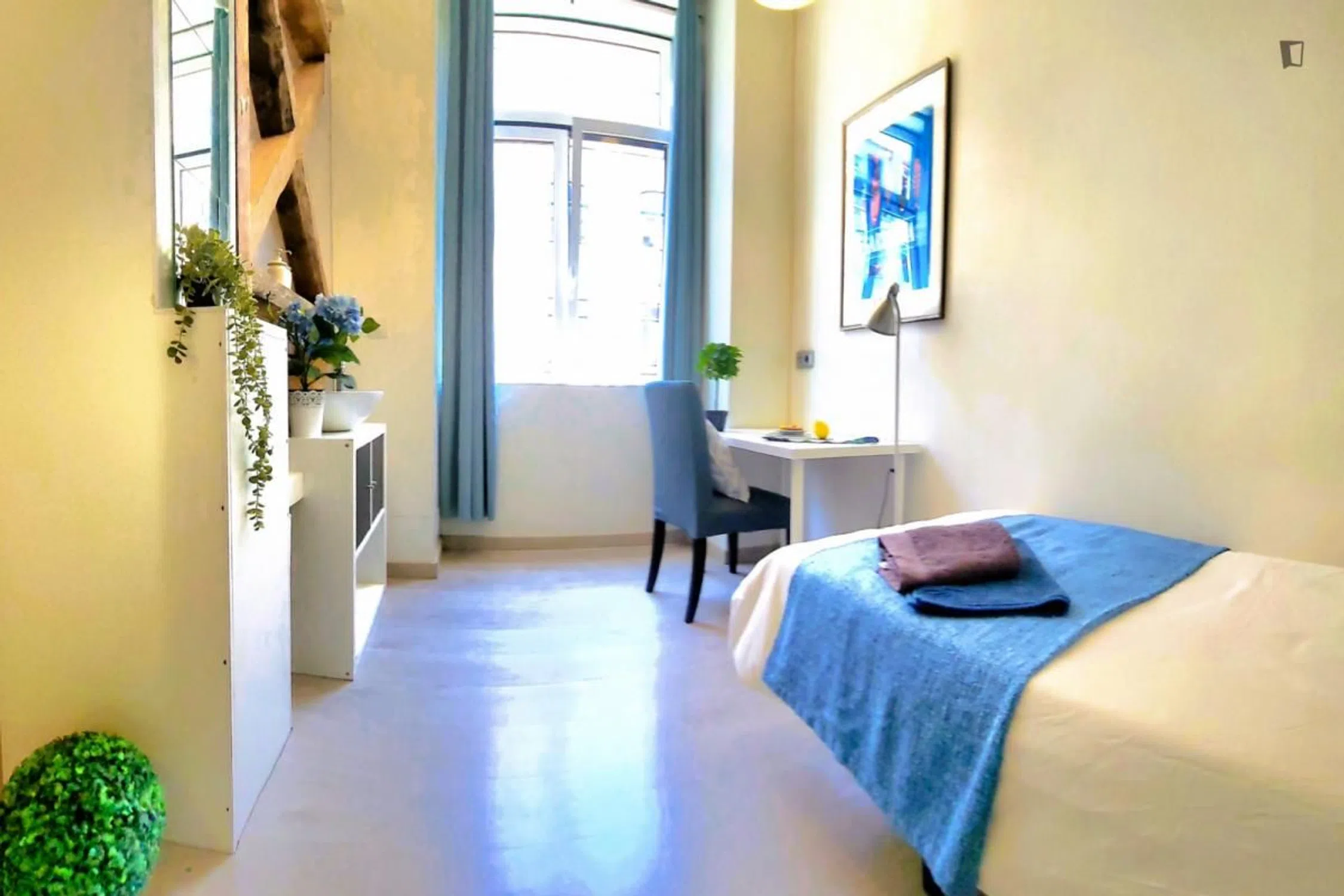 Modern 1 Bedroom Furnished Room for Rent in Belém – Prime Location with Easy Transport