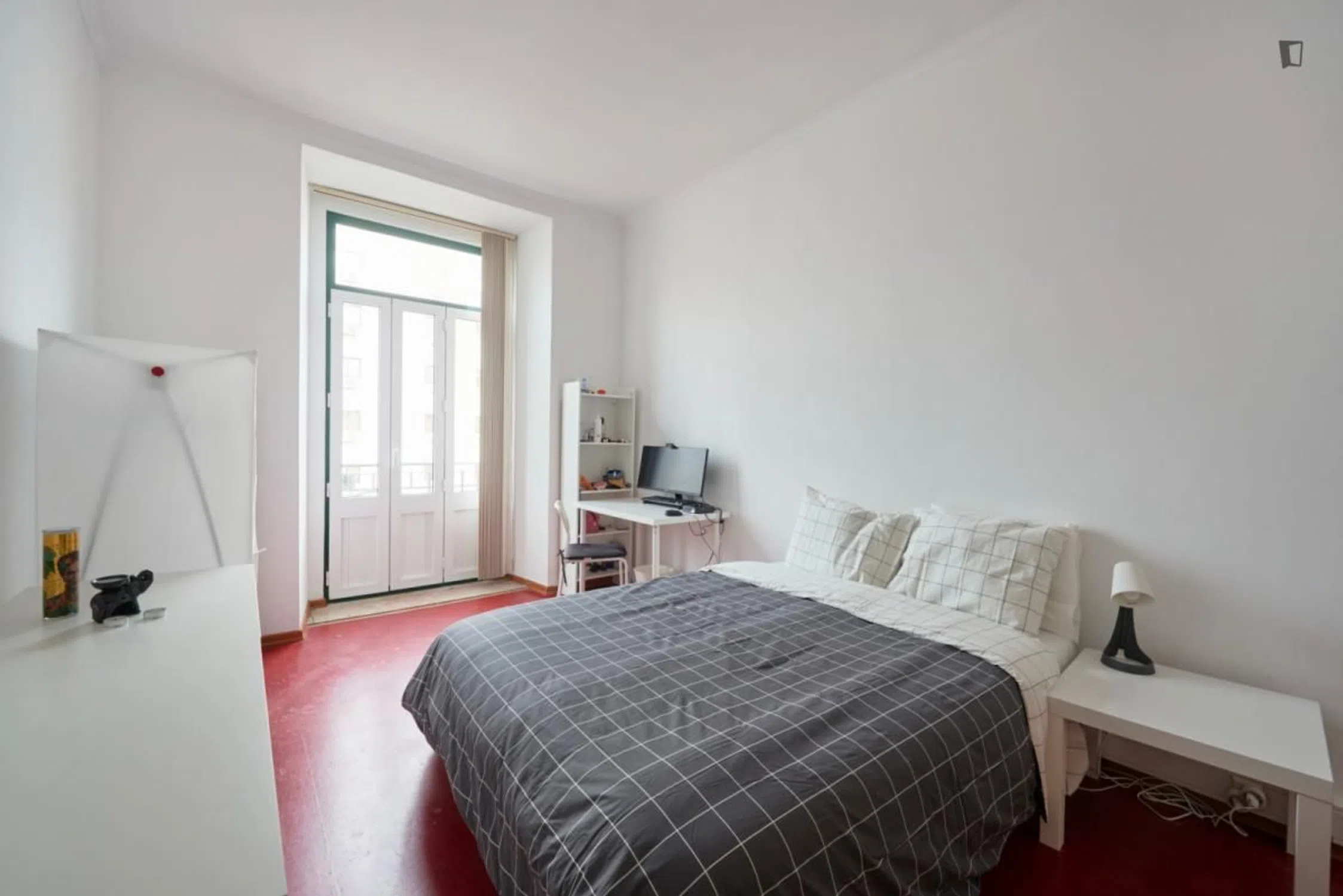 Modern 1 Bedroom Furnished Room for Rent in Avenidas Novas – Prime Location with Easy Transport