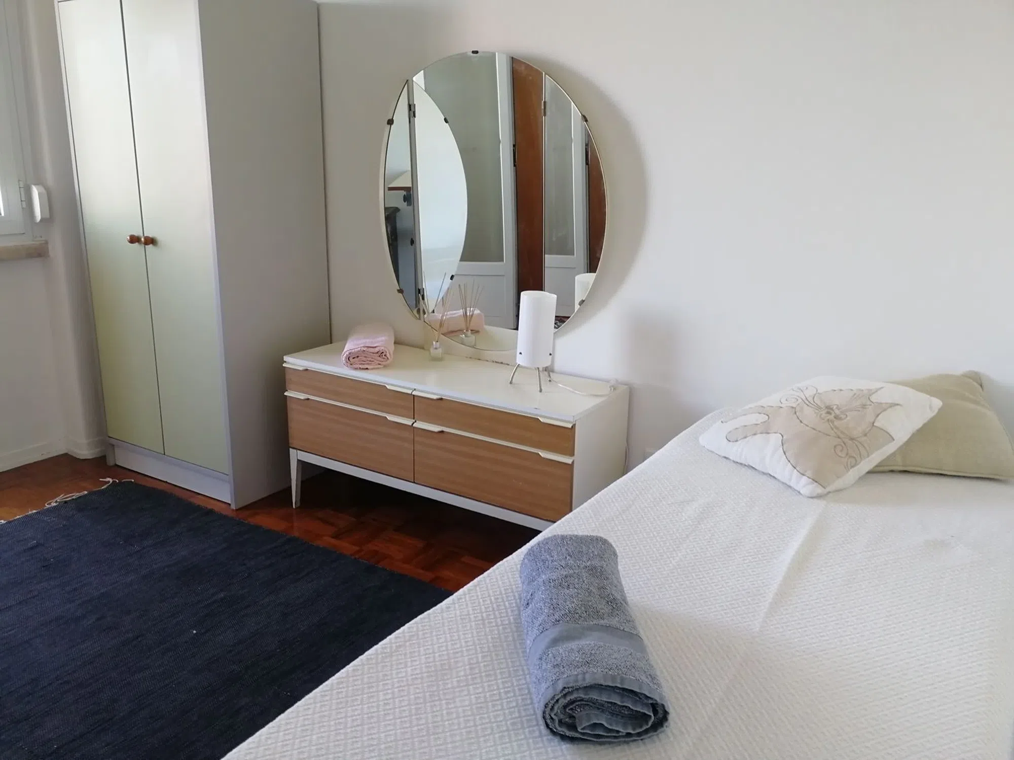 Modern 1 Bedroom Furnished Room for Rent in Campolide – Prime Location with Easy Transport