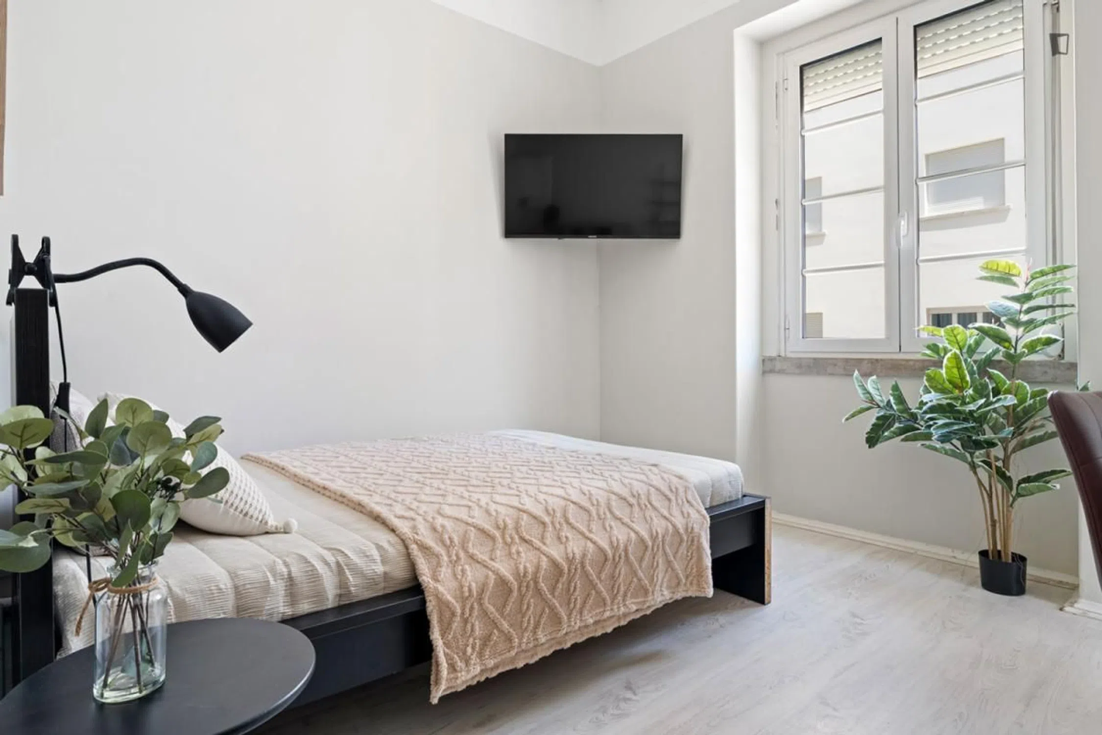 Modern 1 Bedroom Furnished Room for Rent in Avenidas Novas – Prime Location with Easy Transport