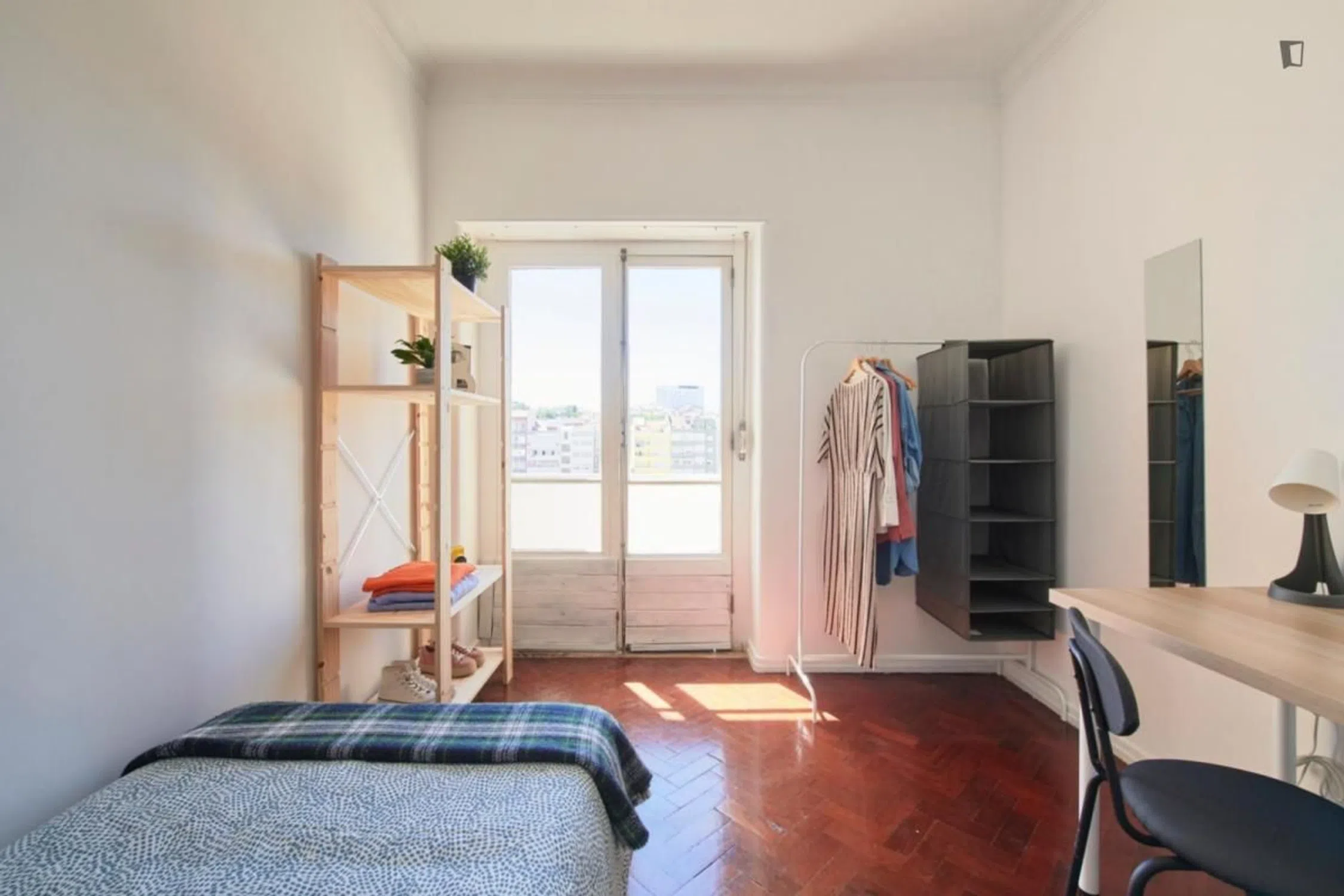 Modern 1 Bedroom Furnished Room for Rent in Penha de França – Prime Location with Easy Transport
