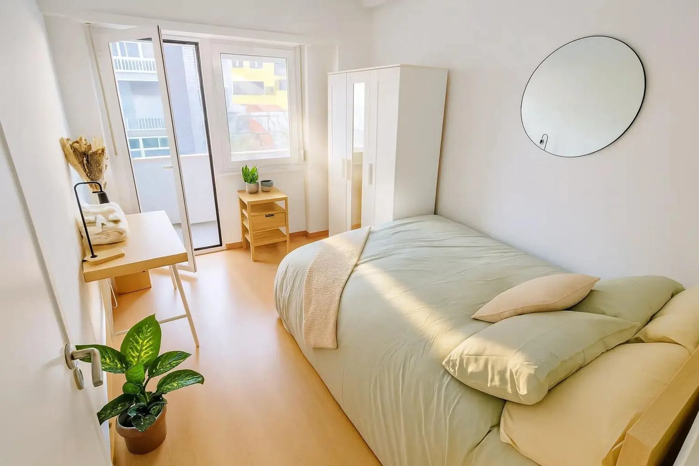Modern 1 Bedroom Furnished Room for Rent in São Vicente – Prime Location with Easy Transport