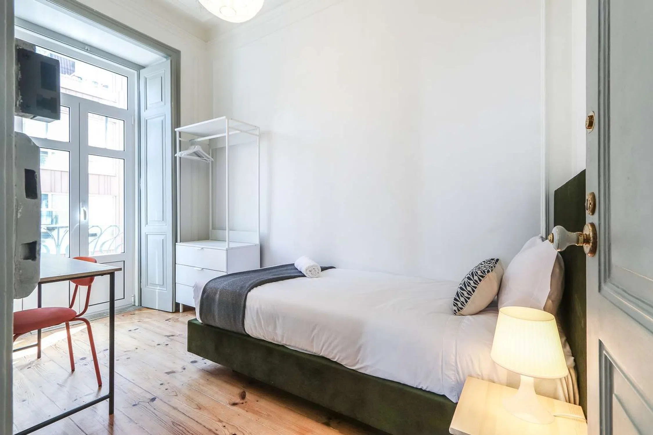 Modern 1 Bedroom Furnished Room for Rent in Campo de Ourique – Prime Location with Easy Transport