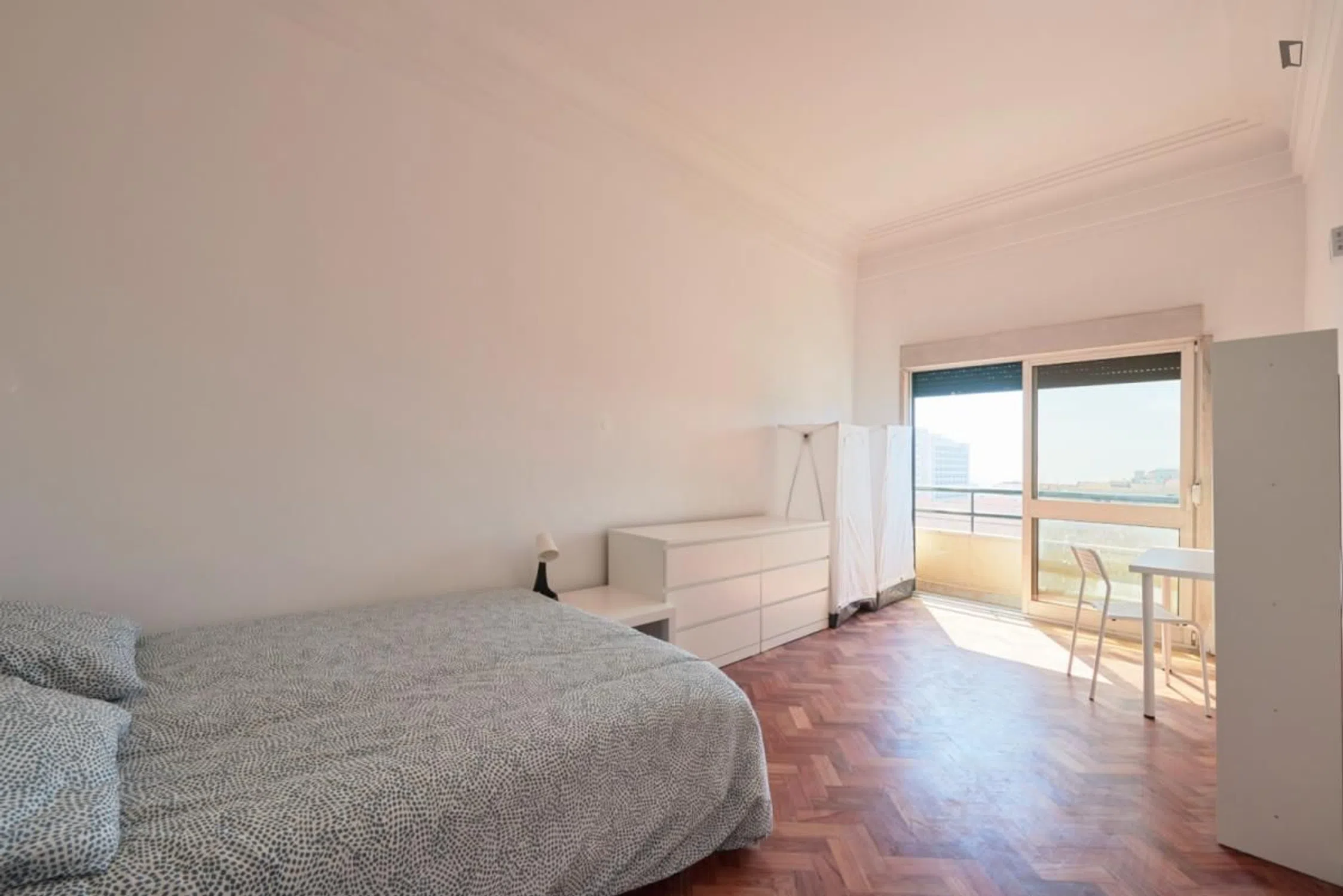 Modern 1 Bedroom Furnished Room for Rent in Avenidas Novas – Prime Location with Easy Transport