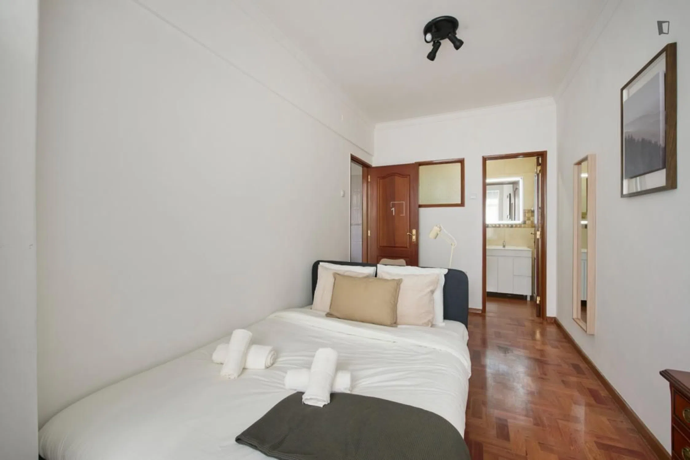 Modern 1 Bedroom Furnished Room for Rent in Belém – Prime Location with Easy Transport
