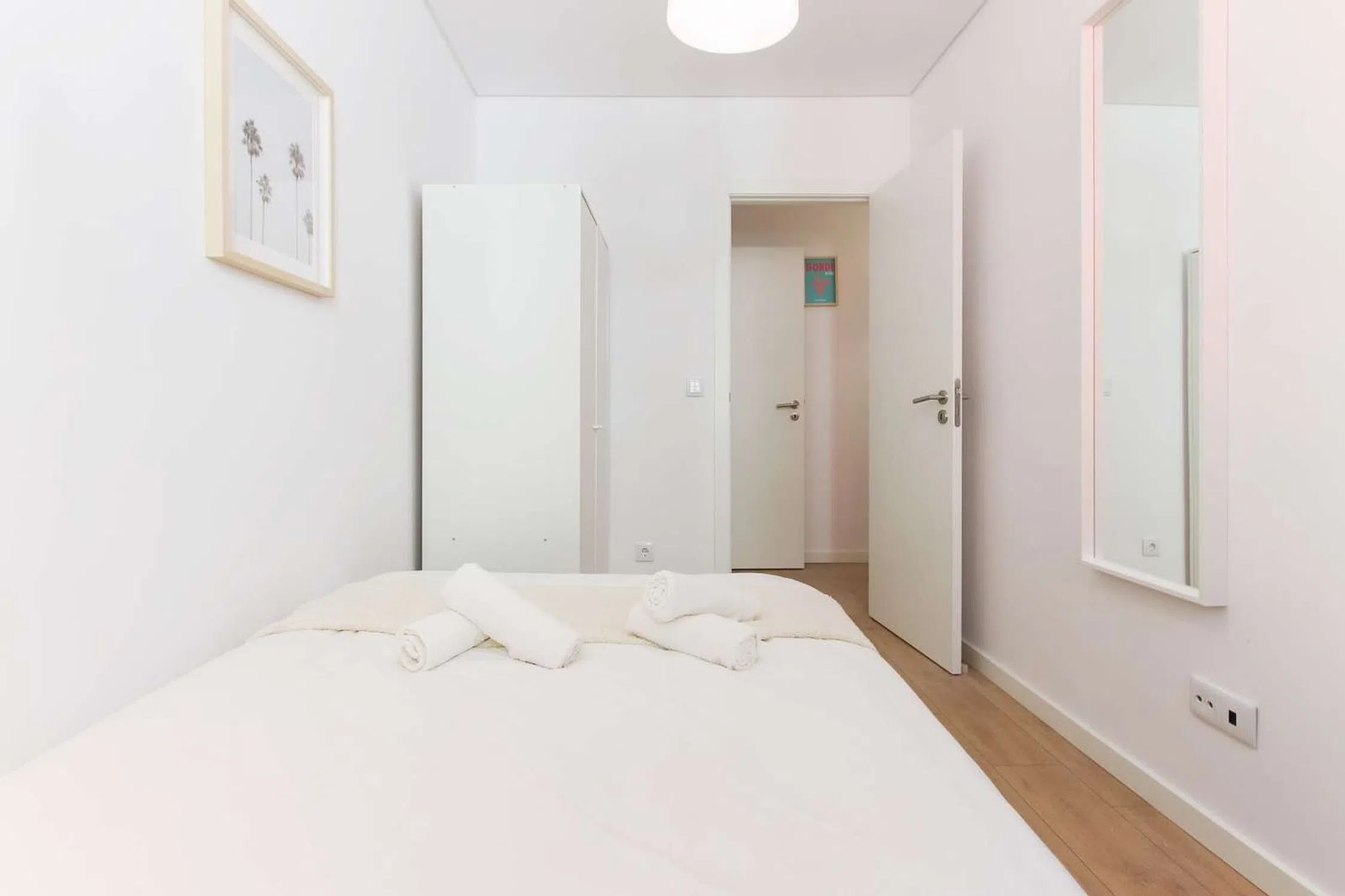 Modern 1 Bedroom Furnished Room for Rent in Arroios – Prime Location with Easy Transport