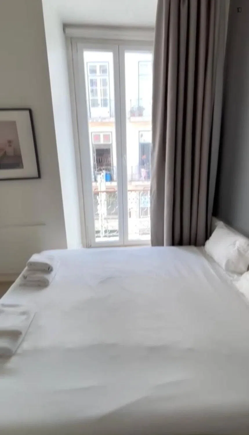 Modern 1 Bedroom Furnished Room for Rent in Areeiro – Prime Location with Easy Transport