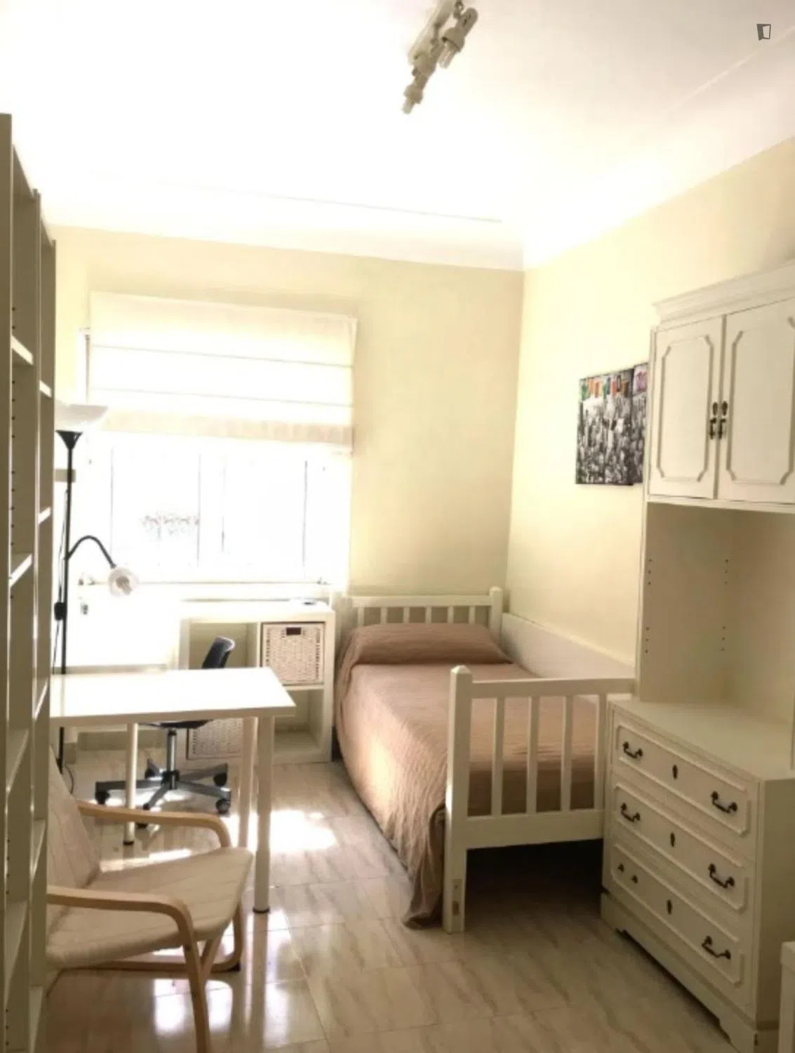 Modern 1 Bedroom Furnished Room for Rent in Alvalade – Prime Location with Easy Transport