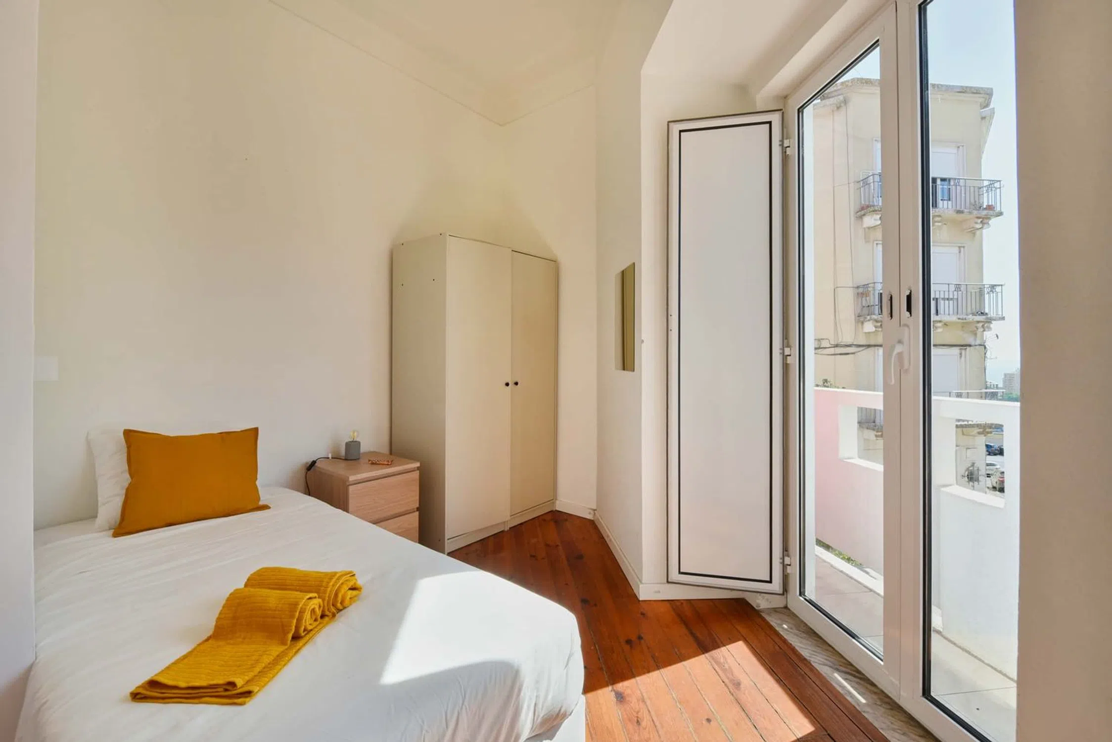 Modern 1 Bedroom Furnished Room for Rent in Penha de França – Prime Location with Easy Transport