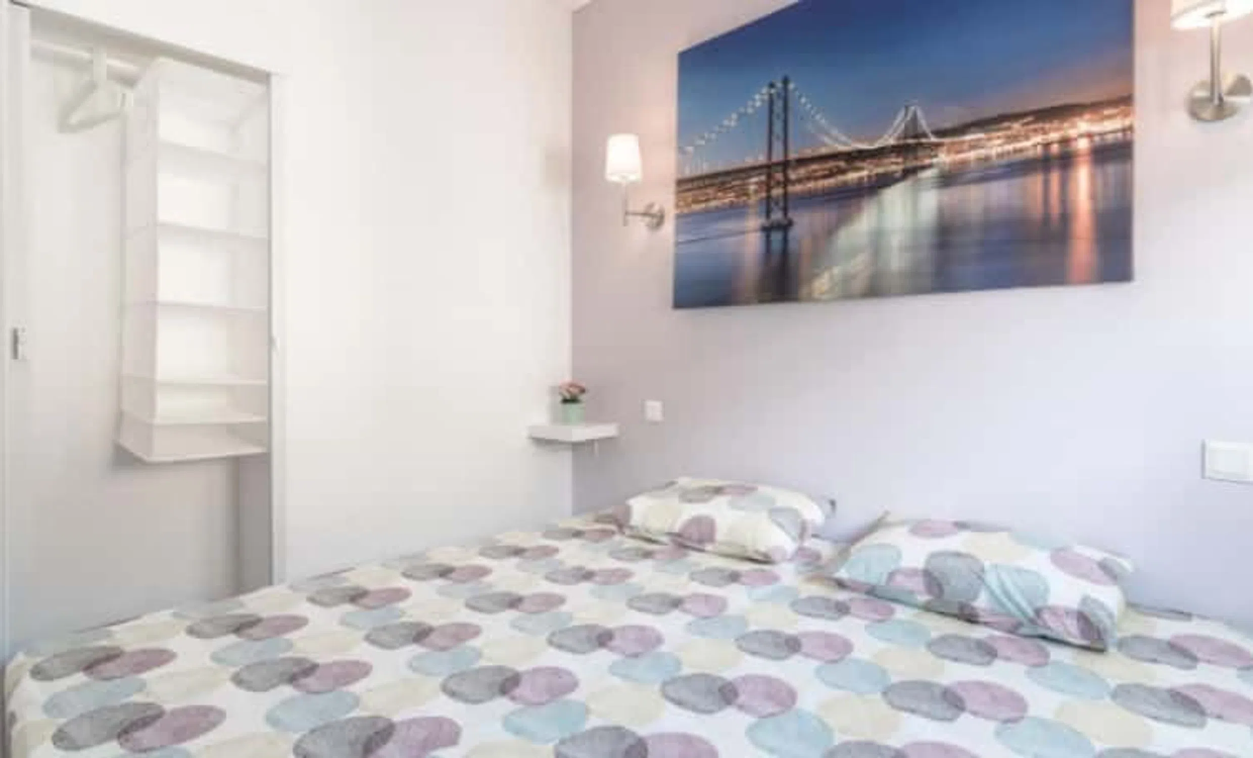 Modern 1 Bedroom Furnished Room for Rent in Arroios – Prime Location with Easy Transport