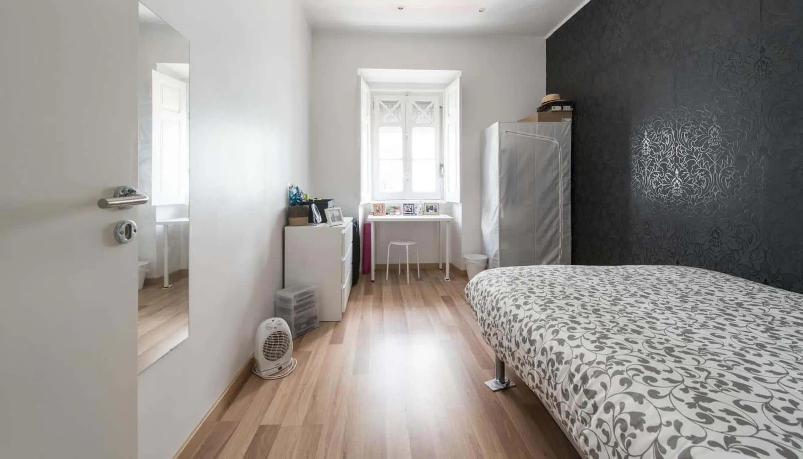 Modern 1 Bedroom Furnished Room for Rent in Avenidas Novas – Prime Location with Easy Transport