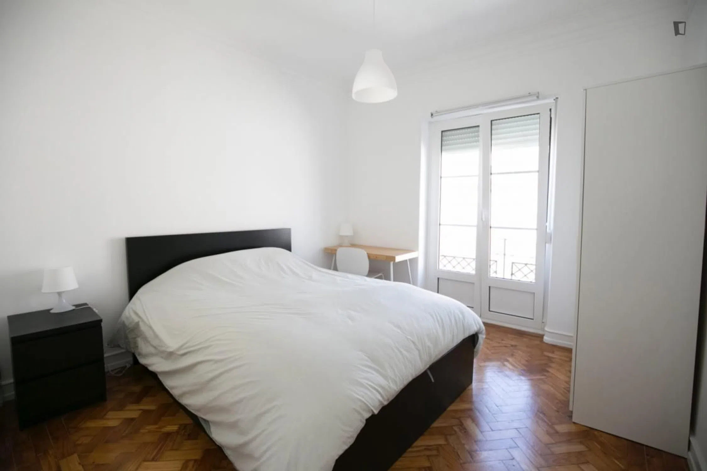 Modern 1 Bedroom Furnished Room for Rent in São Vicente – Prime Location with Easy Transport
