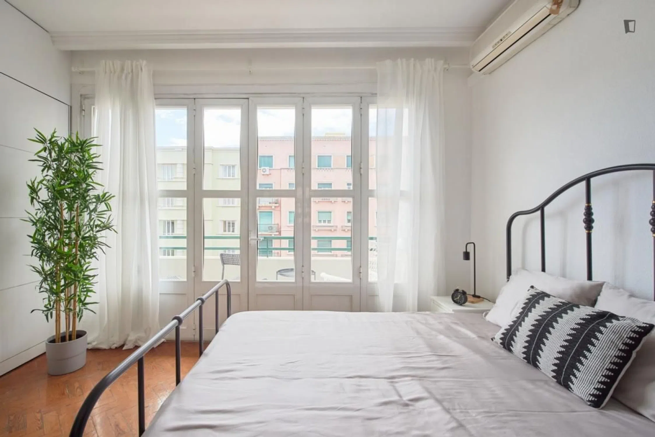Modern 1 Bedroom Furnished Room for Rent in Arroios – Prime Location with Easy Transport