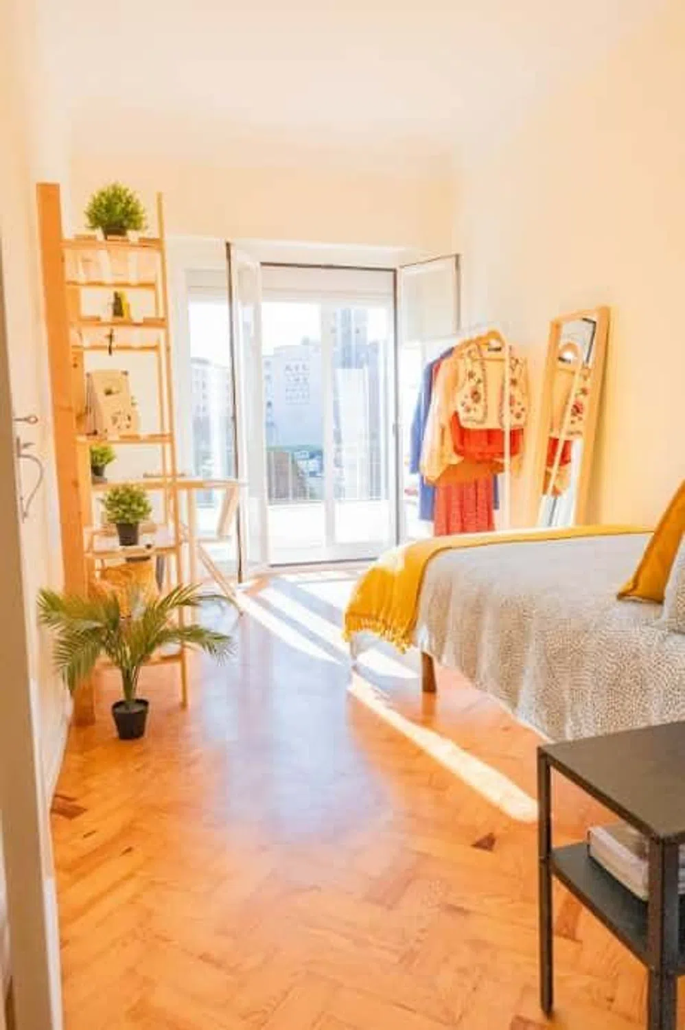 Modern 1 Bedroom Furnished Room for Rent in Santo António – Prime Location with Easy Transport