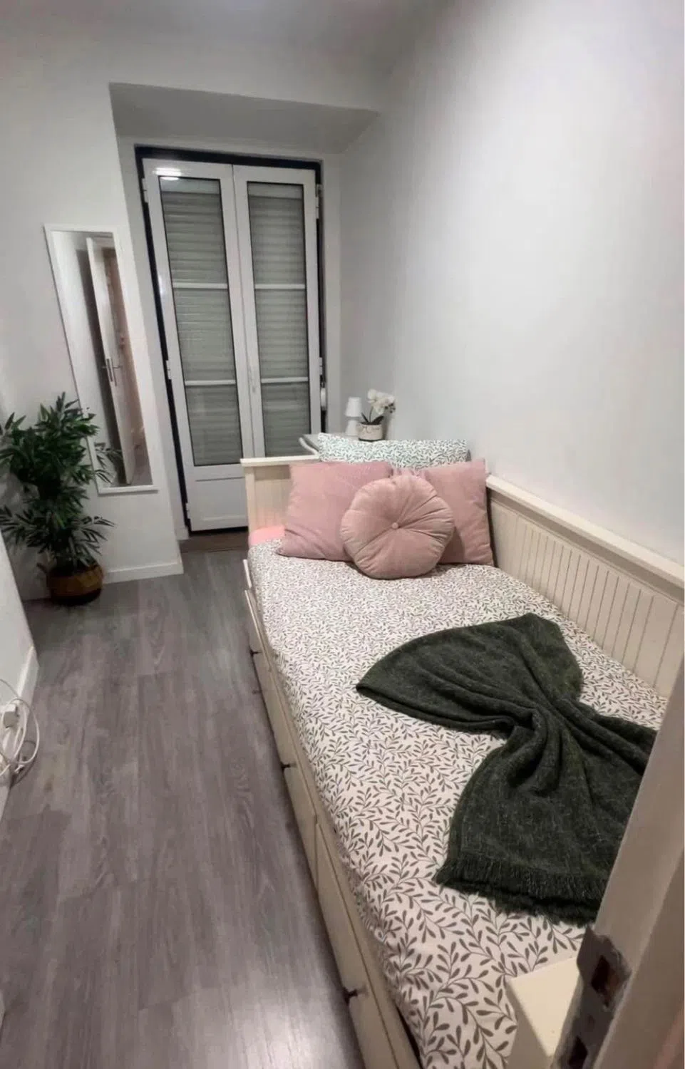 Modern 1 Bedroom Furnished Room for Rent in Belém – Prime Location with Easy Transport