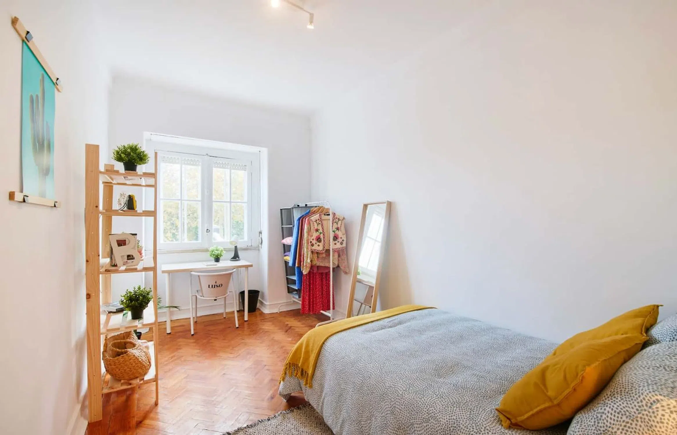 Modern 1 Bedroom Furnished Room for Rent in Alvalade – Prime Location with Easy Transport