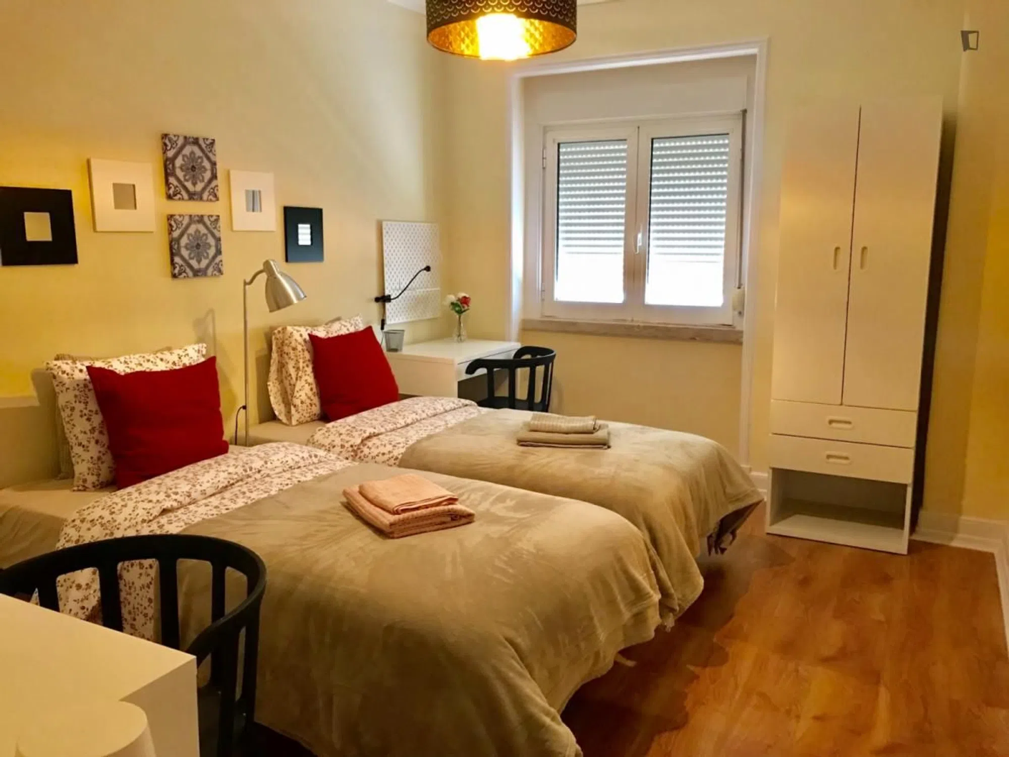 Modern 1 Bedroom Furnished Room for Rent in Campolide – Prime Location with Easy Transport