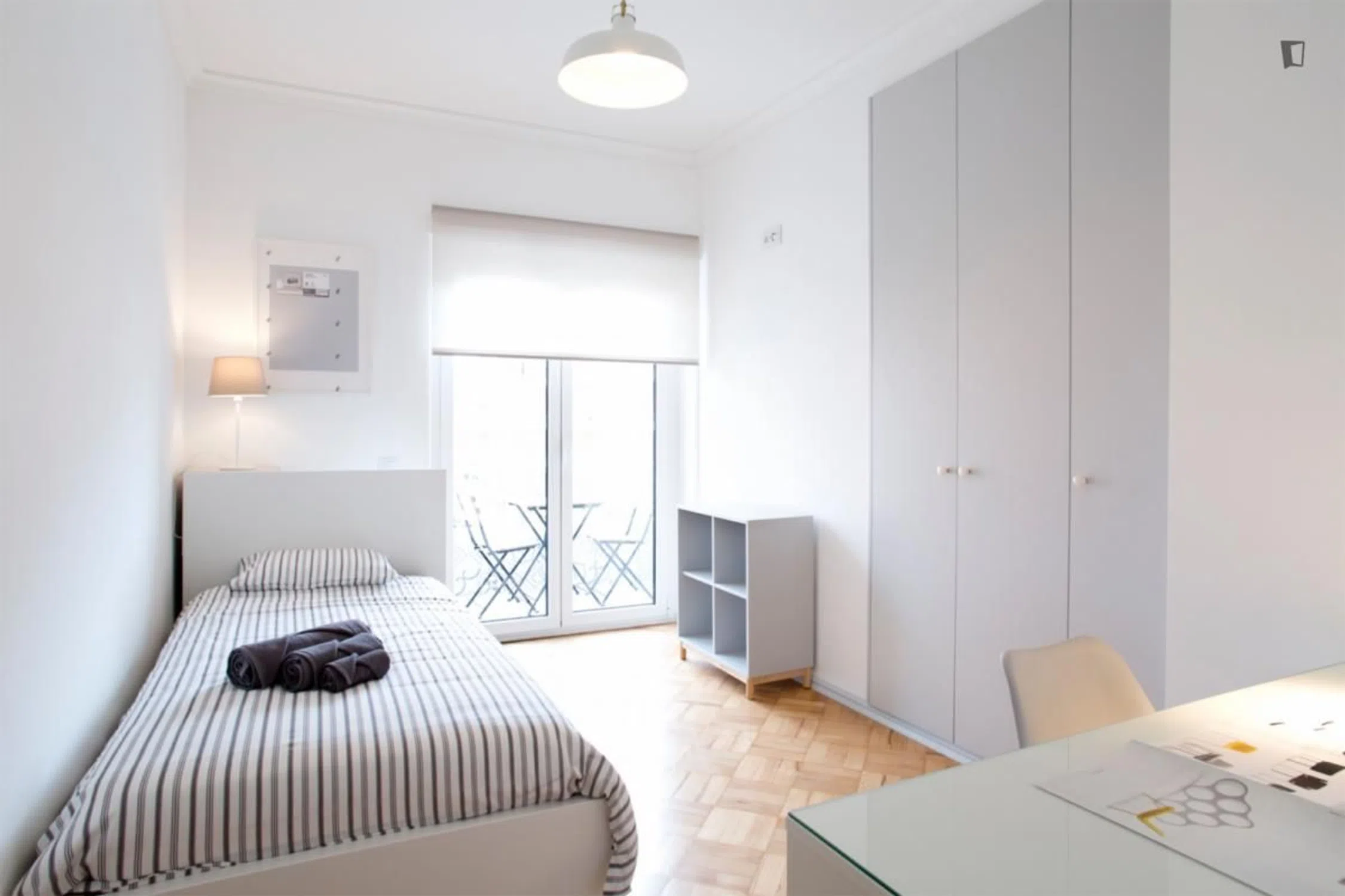 Modern 1 Bedroom Furnished Room for Rent in Arroios – Prime Location with Easy Transport