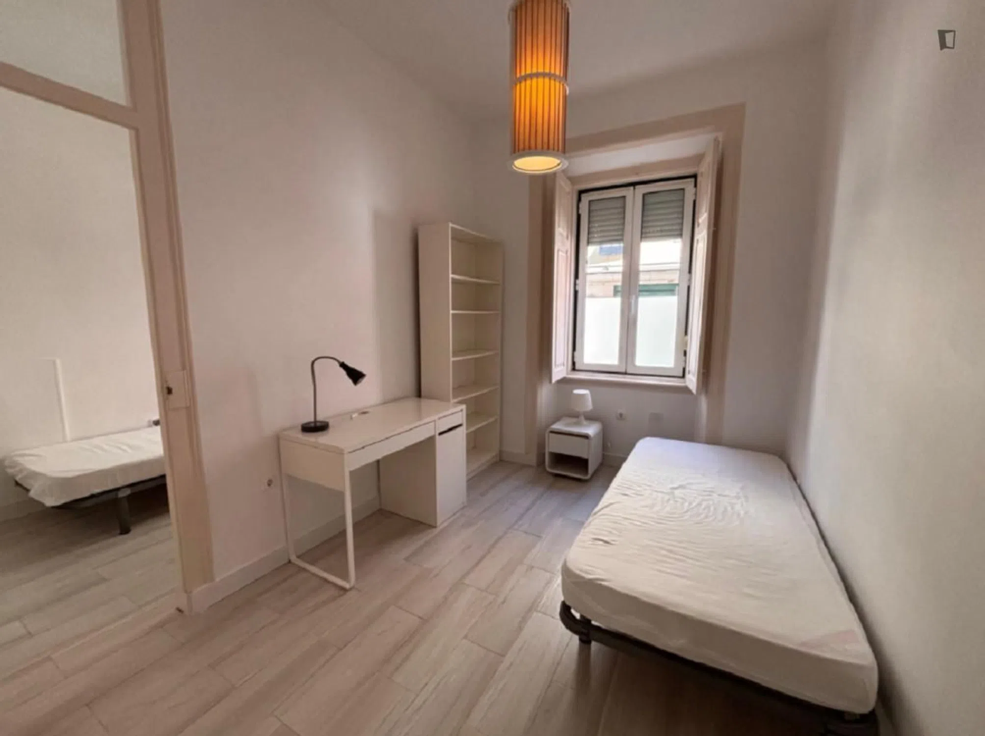 Modern 1 Bedroom Furnished Room for Rent in Arroios – Prime Location with Easy Transport