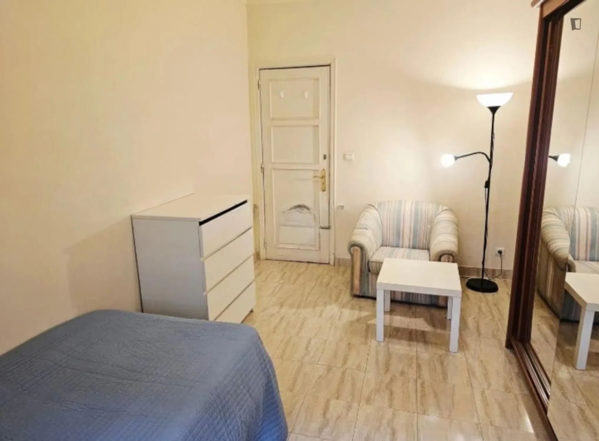 Modern 1 Bedroom Furnished Room for Rent in Alvalade – Prime Location with Easy Transport
