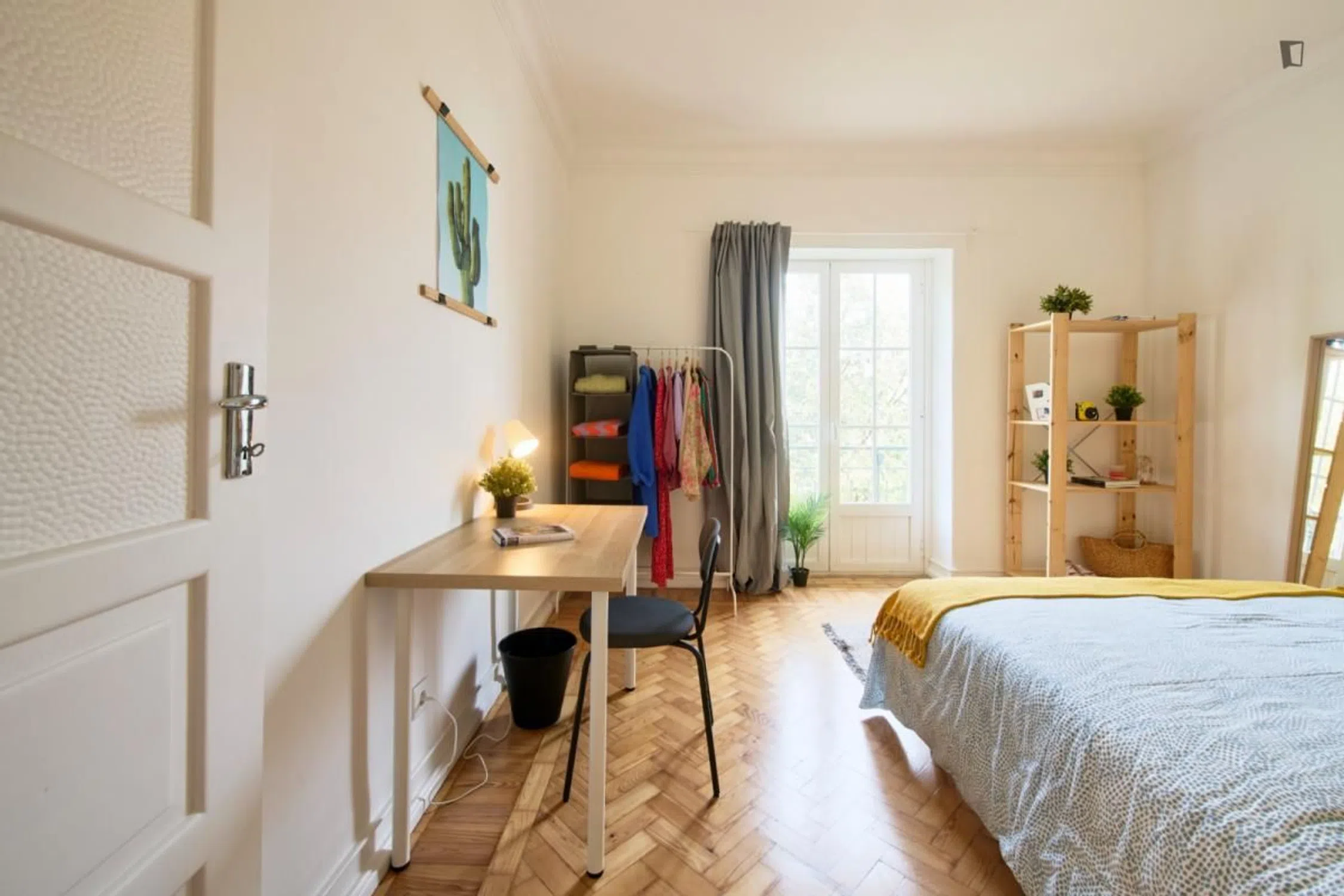 Modern 1 Bedroom Furnished Room for Rent in Alvalade – Prime Location with Easy Transport